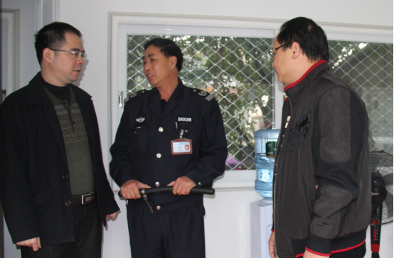 2、廖贤就副市长视察人民医院警务室建设工作484.png