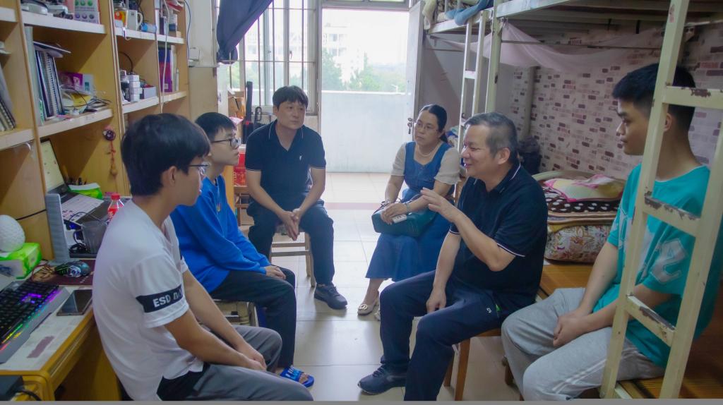 张发钦副校长和学生亲切交谈.png